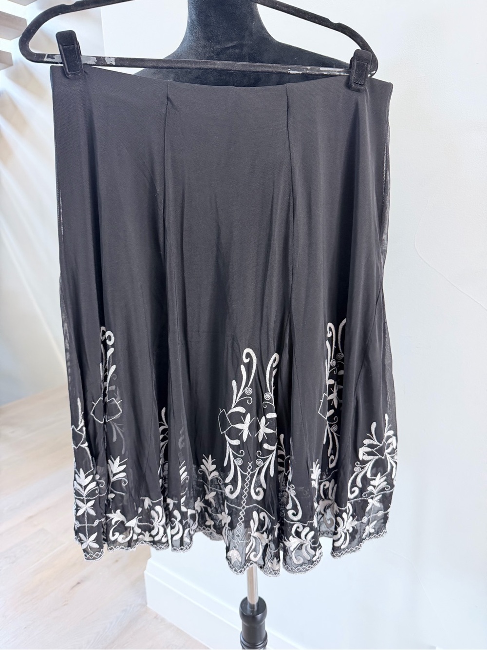 Vintage Black Embroidered A-Line Midi Skirt waist 32” length 25” size L